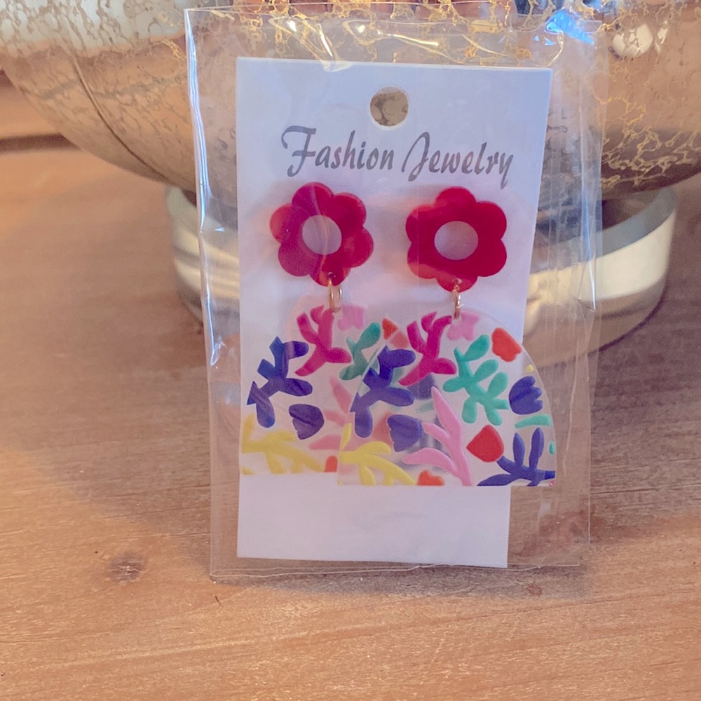 Resin flower drop earrings